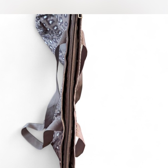 Chic Leopard Print Tote Bag - Picture 5 of 8